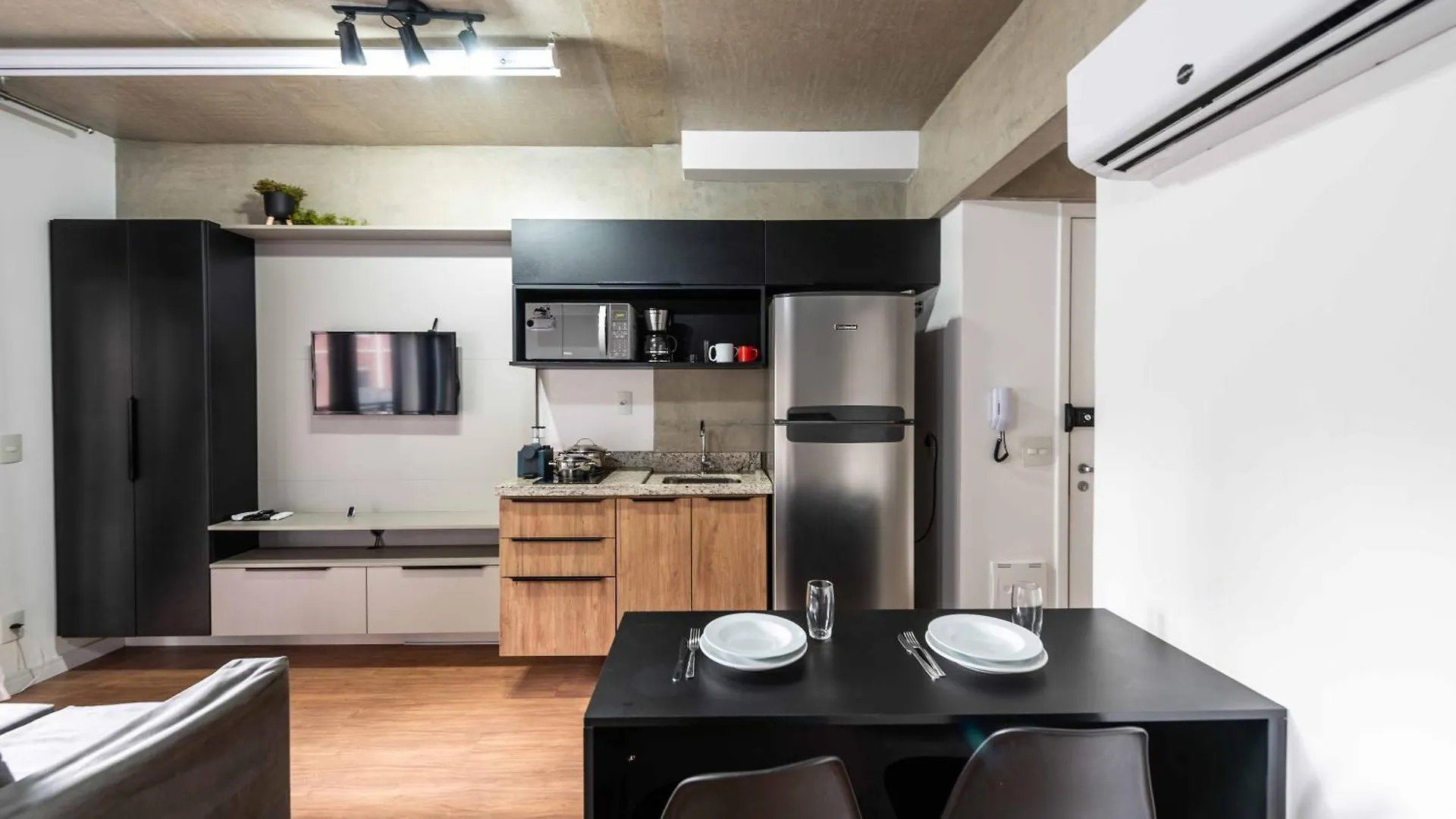 48 New Studio W Movie Screen, Fast Wifi And Balcony São Paulo Apartament